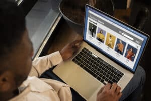 Homem usando o computador mostrando 10 dicas para aumentar a venda do meu site
