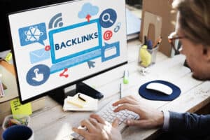 Computador mostrando como obter bons backlinks