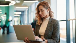 Mulher usando o seu notebook representando a A nova era das palavras-chave: como fazer pesquisa de keywords sem depender só do Google